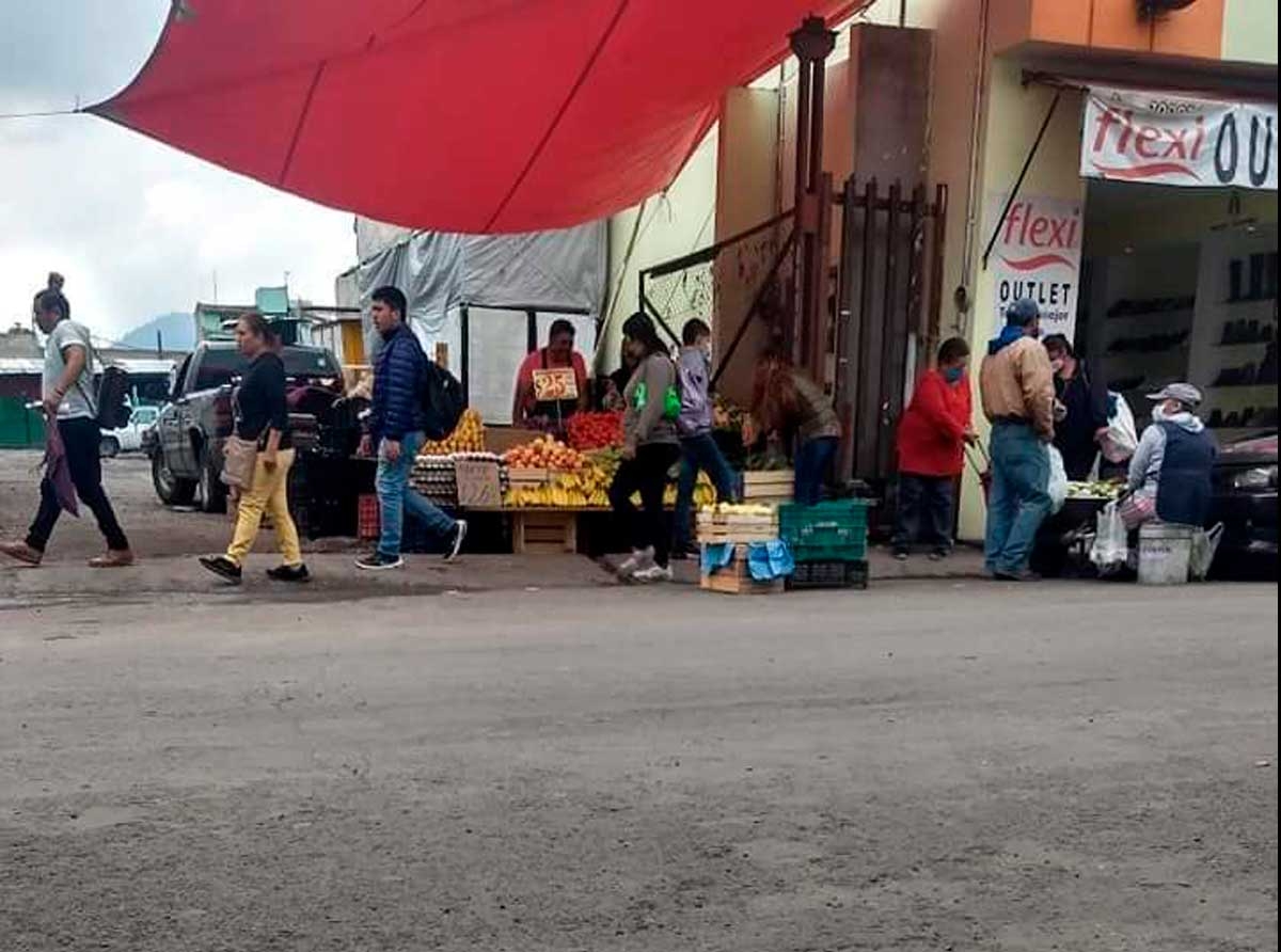 Personas se aprovechan vendiendo frutas y verduras