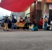 Personas se aprovechan vendiendo frutas y verduras