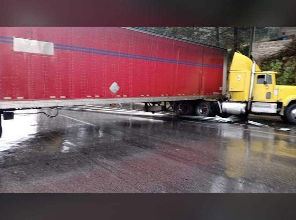 Tráiler obstruyendo tres carriles de la carretera libre México-Toluca