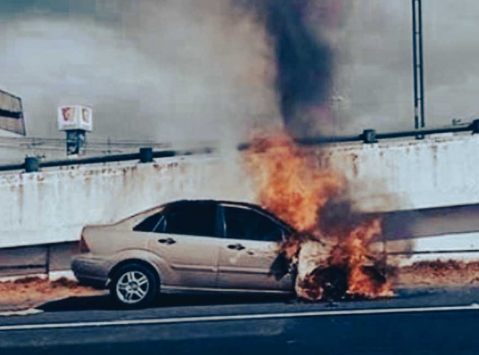 En Paseo Tollocan se incendia un auto