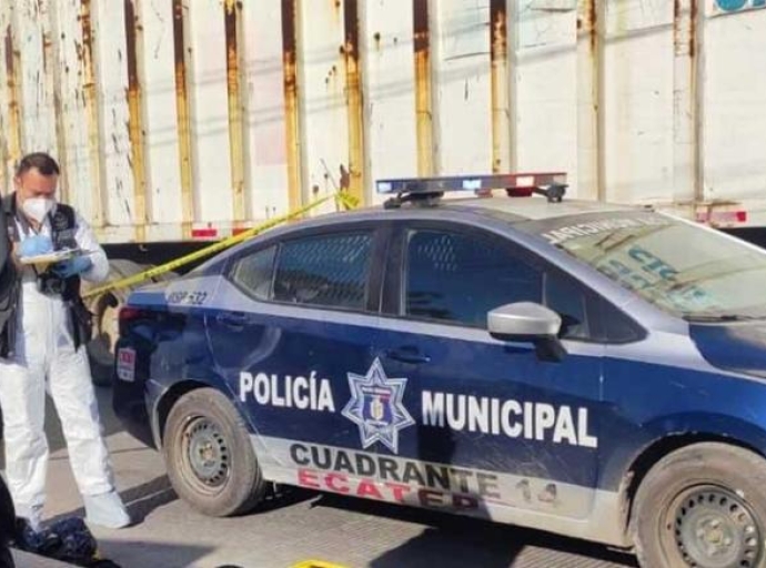 Hallan cadáver embolsado frente a cementerio