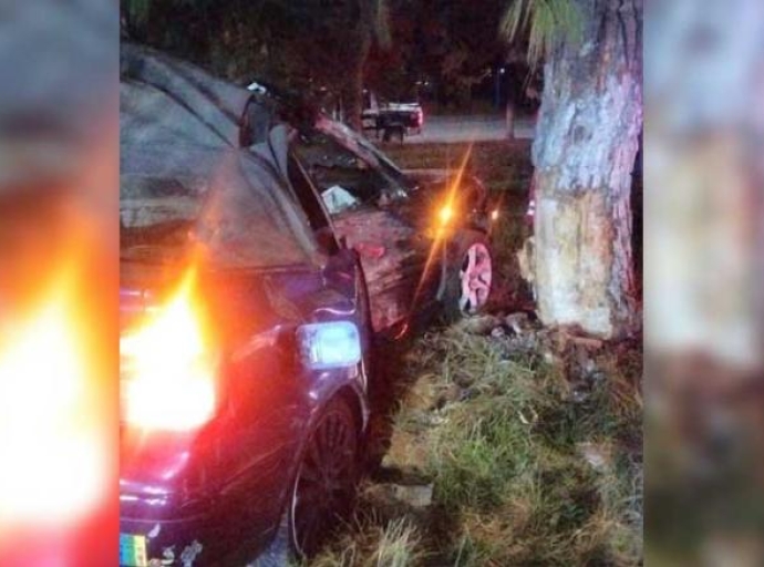 Chocan hermanos contra árbol; uno murió