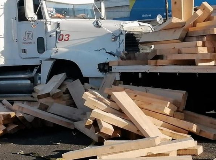 Chocan tráiler y camioneta sobre Bulevar Aeropuerto