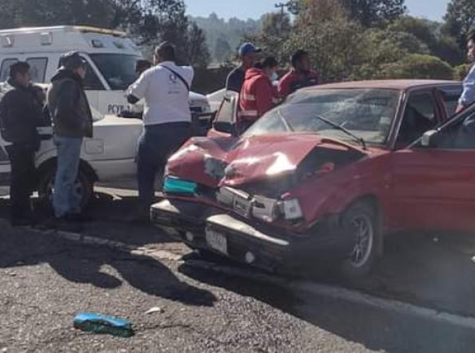 Impacto entre auto y taxi deja dos lesionados, en la Toluca-Zitácuaro