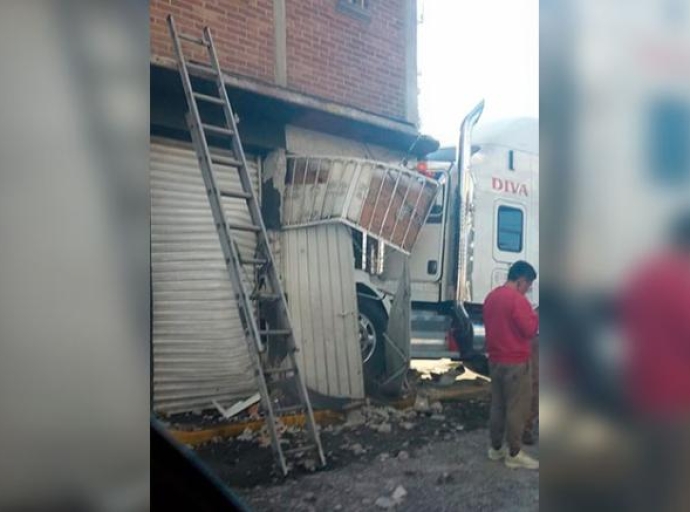 Tráiler atropella a peatón y choca contra casa en Bulevar Aeropuerto