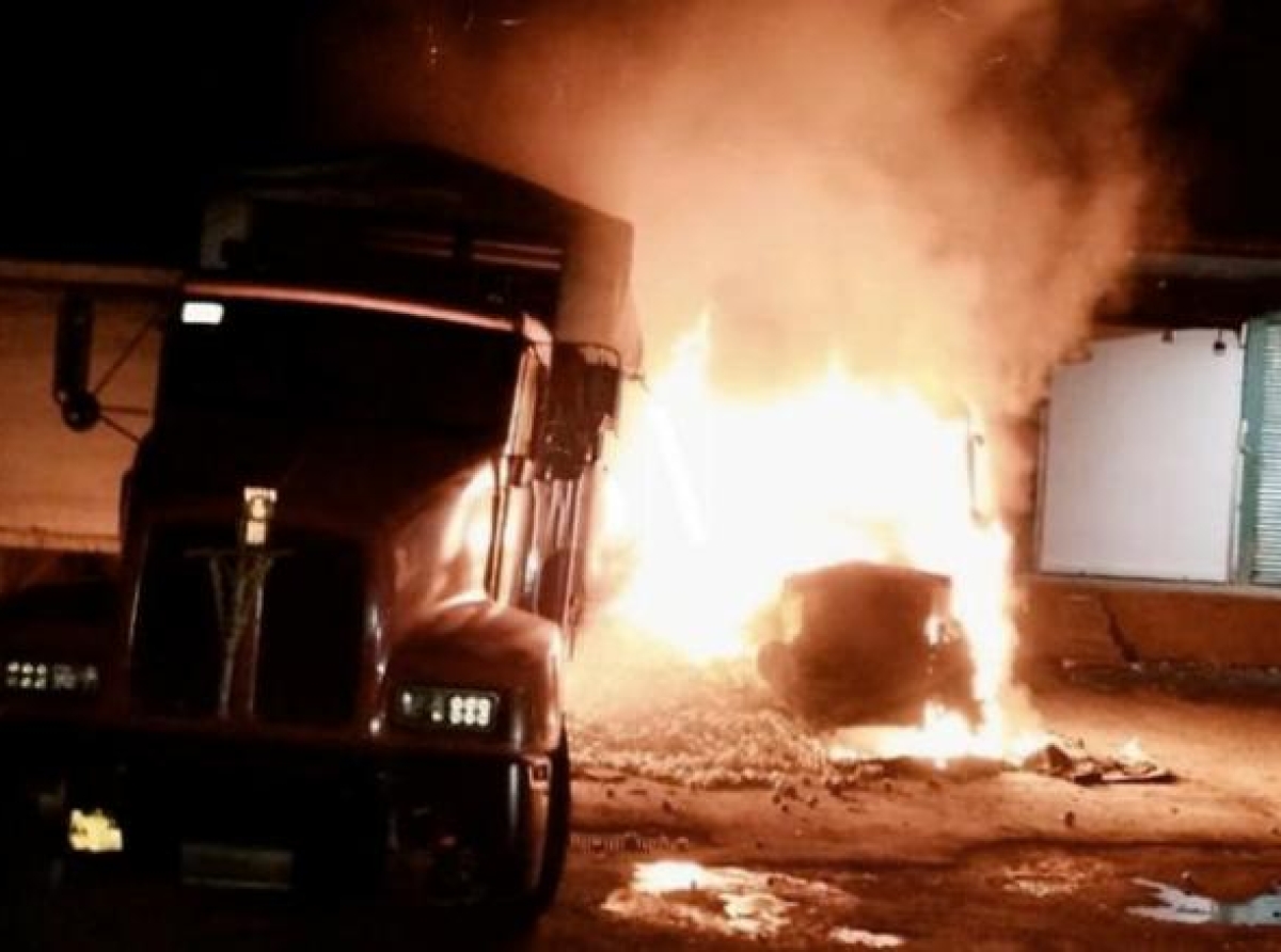 Arde camión en Central de Abasto