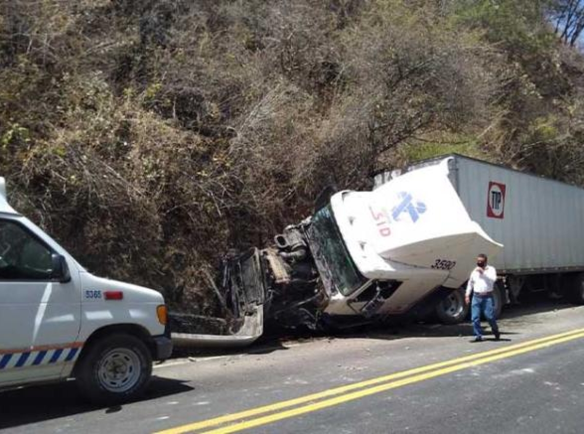 Vuelca tráiler sobre la carretera federal 134