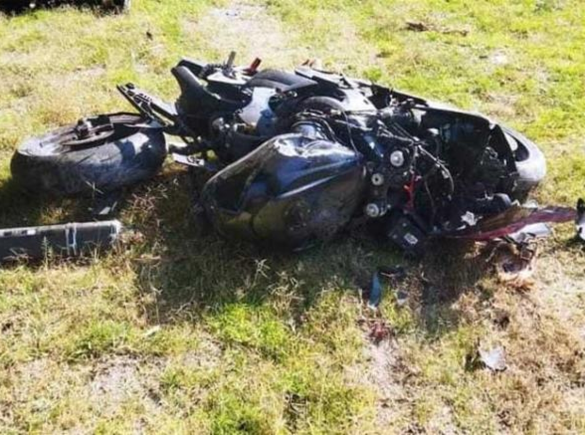 Mueren dos hombres al chocar su moto contra poste