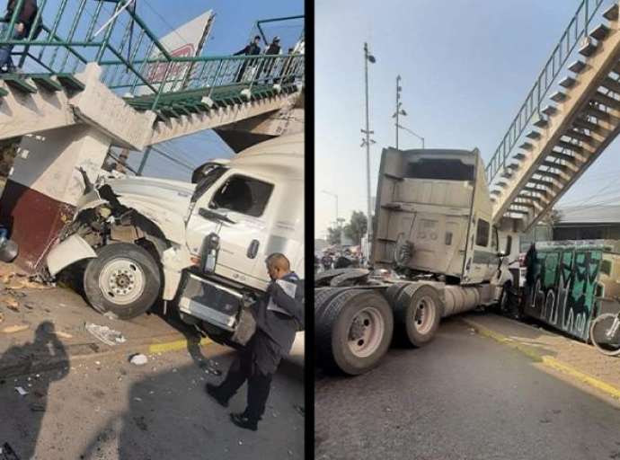 Tráiler impacta contra puente y arrasa con puesto de tamales, en la México-Querétaro