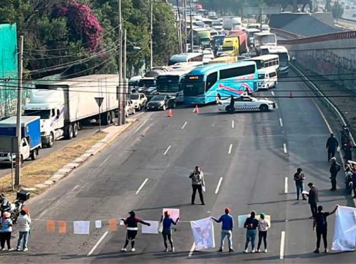 Bloquean la México-Pachuca por jovencita desaparecida