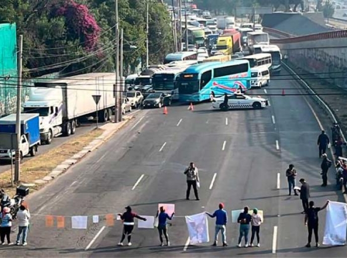 Bloquean la México-Pachuca por jovencita desaparecida