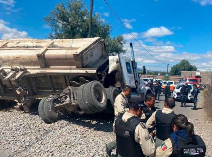 Tráiler quiso ganarle el paso al tren y termina volcado