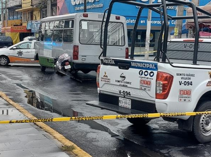 Motociclista muere atropellado por microbús