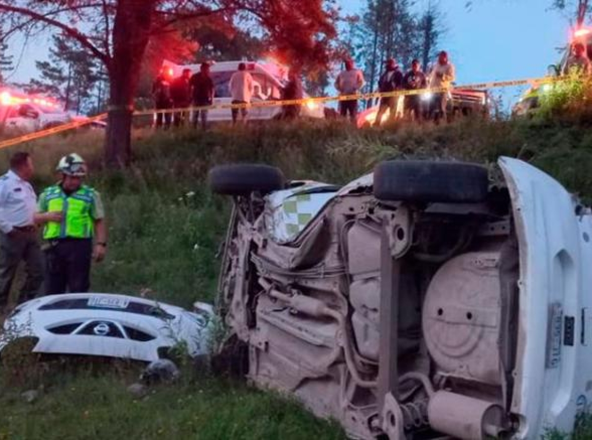 Taxista muere tras impactar árbol y caer a barranco