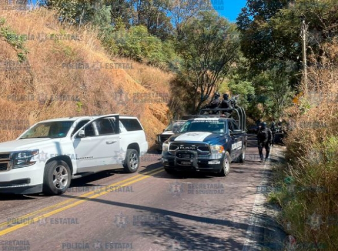 Grupo armado roba camioneta de lujo