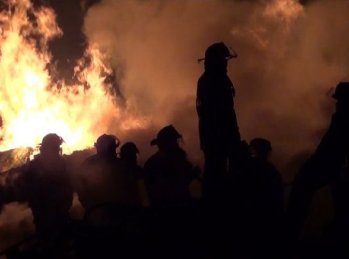 Arde bodega de madera