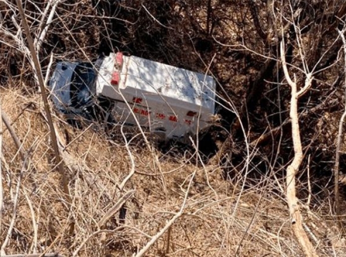 Ambulancia se desbarranca; hay cinco heridos