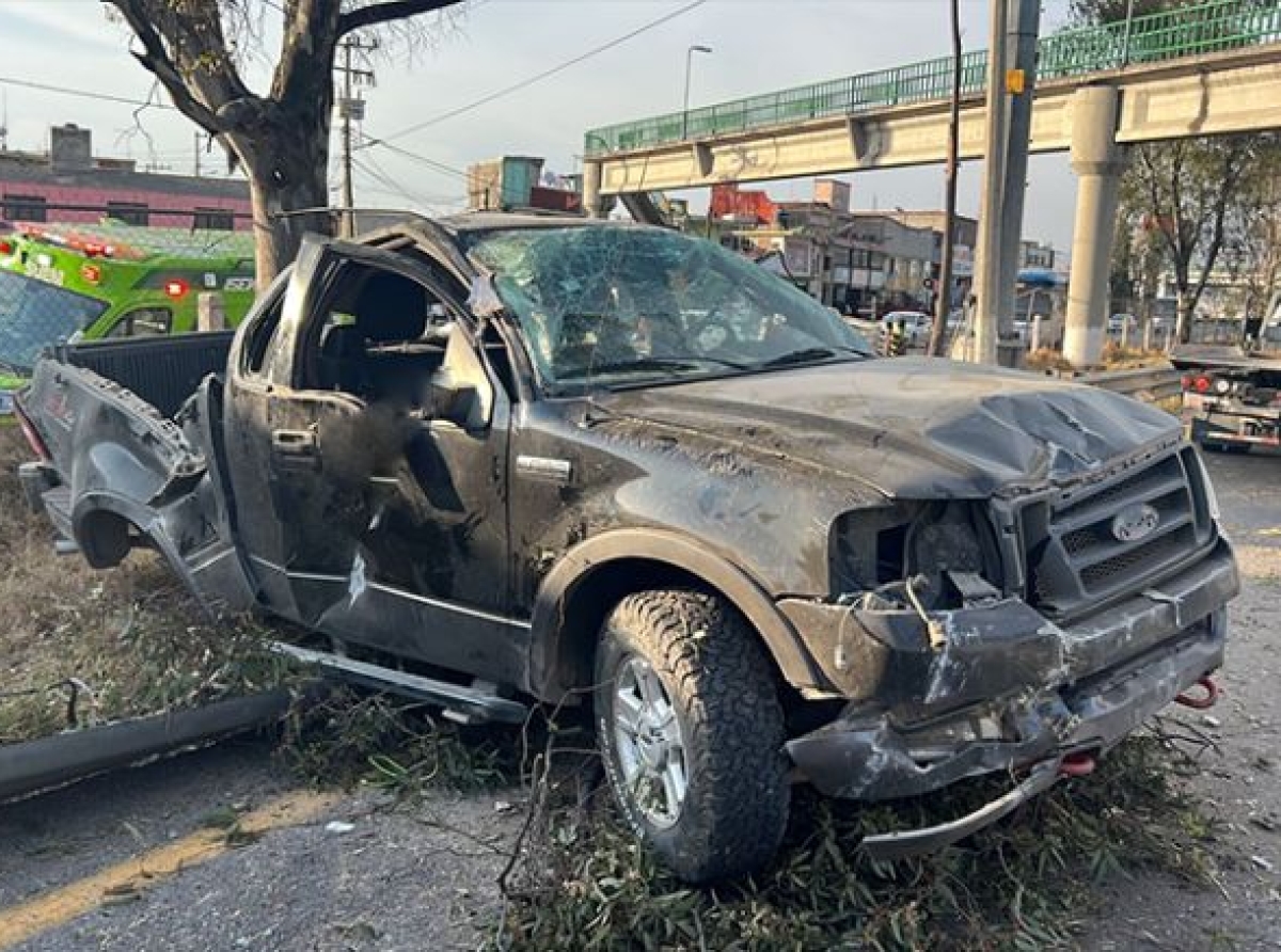 Deshacen su camioneta y quedan heridos