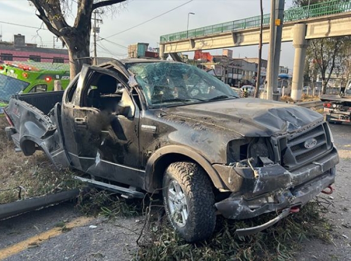 Deshacen su camioneta y quedan heridos
