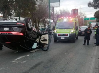 Vuelca camioneta de lujo en avenida Pino Suárez