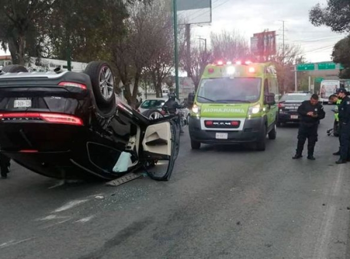 Vuelca camioneta de lujo en avenida Pino Suárez