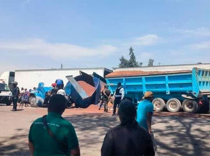 Tráiler sin frenos arrasa con vehículos; una mujer y niño murieron