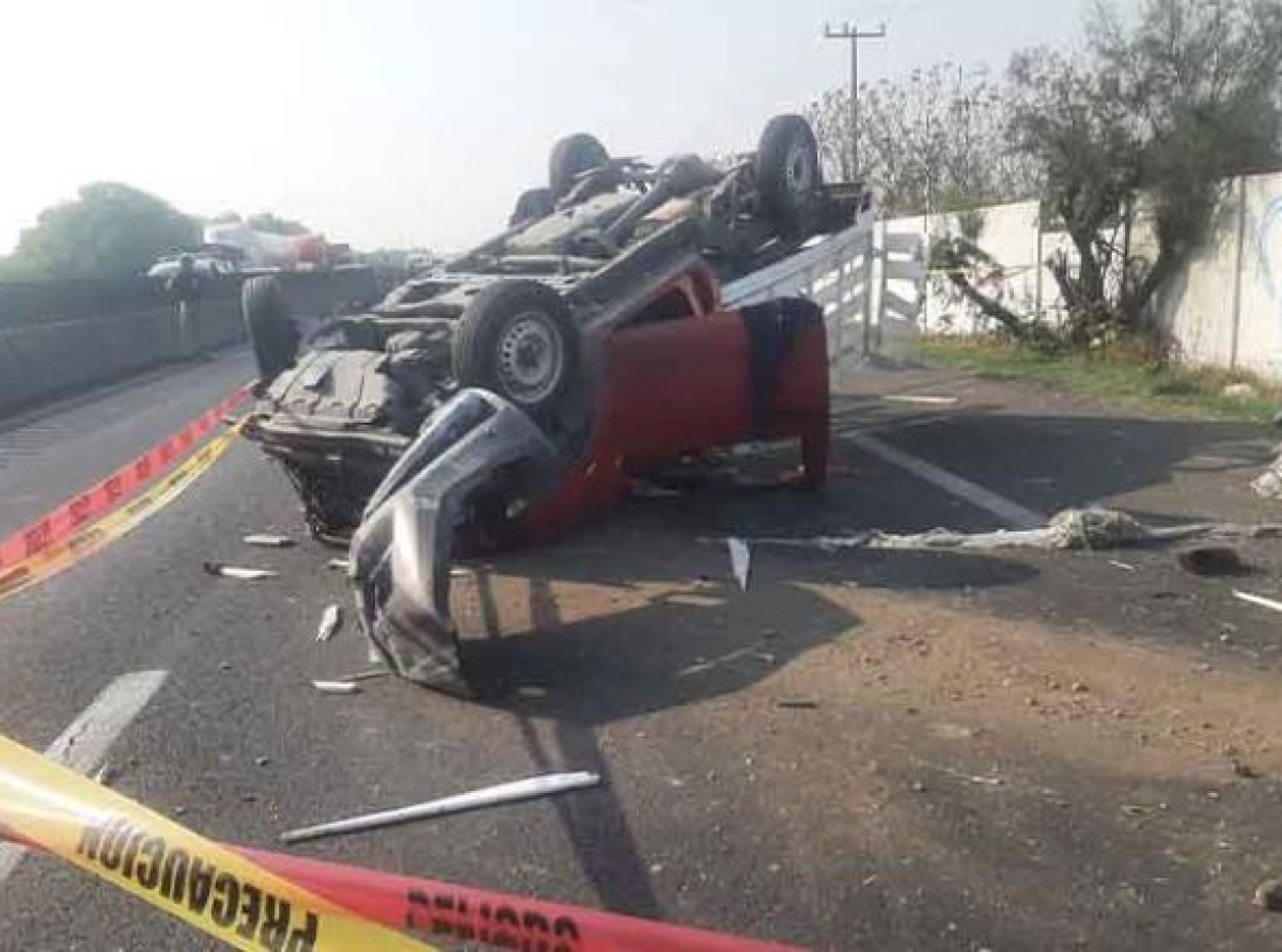 Volcadura deja cuatro muertos en el Circuito Exterior Mexiquense