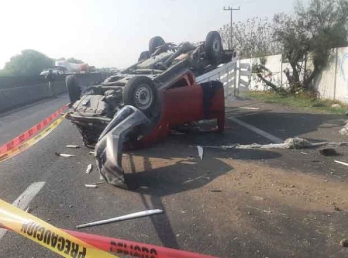 Volcadura deja cuatro muertos en el Circuito Exterior Mexiquense