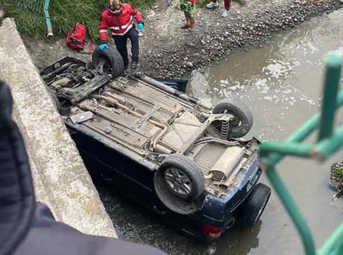 Cae de un puente con todo y camioneta