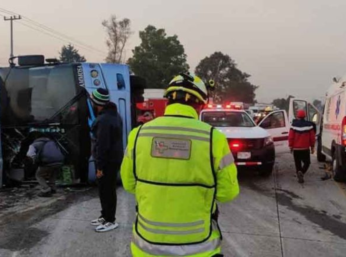 Aparatoso choque deja un autobús volcado y varios heridos