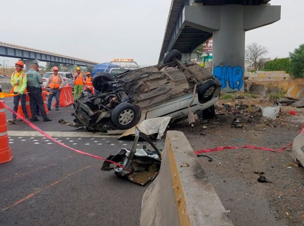 Automovilista muere al caer de un puente en carretera 