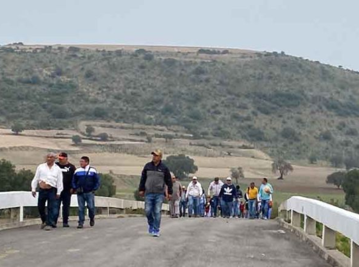 Buscan a subdirectora escolar y a su hijo, desaparecidos