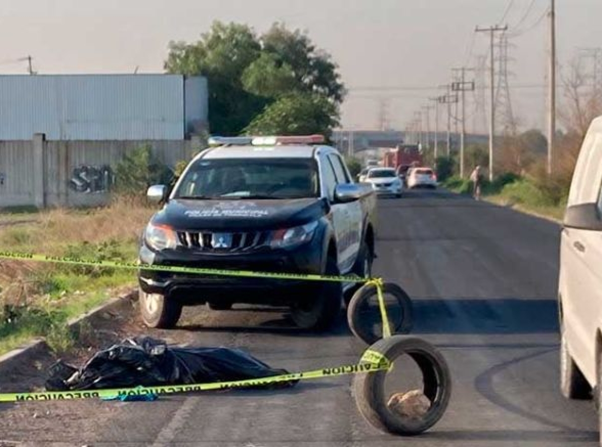 Hallan cuerpo embolsado cerca del Circuito Exterior Mexiquense