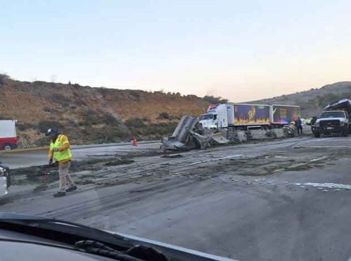 Tráiler se queda sin frenos provocando accidente múltiple en la México-Puebla