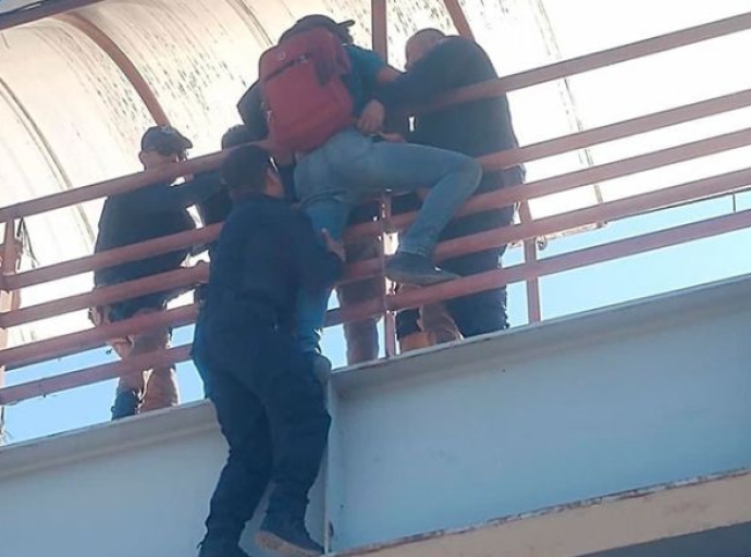 Rescatan policías a hombre que pretendía lanzarse de un puente