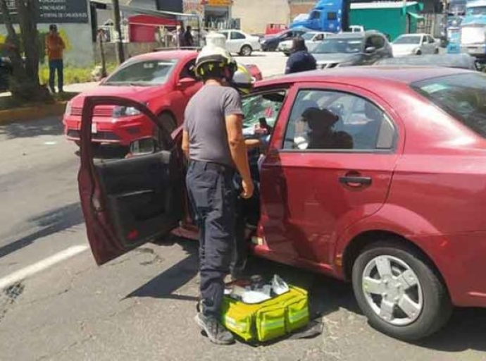 Aparatoso choque deja dos lesionados
