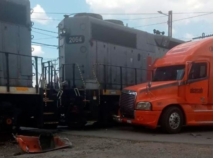 Tren se lleva un tráiler en Tollocan