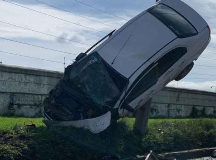 Taxi de Valle de Bravo se voltea en la México-Toluca; hay heridos