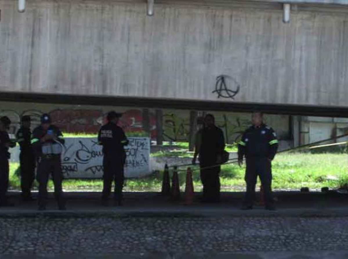 Hallan a hombre muerto abajo de puente