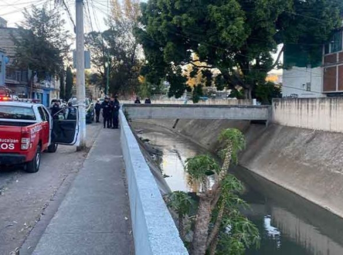 Hallan cadáver en canal de aguas negras, en Naucalpan
