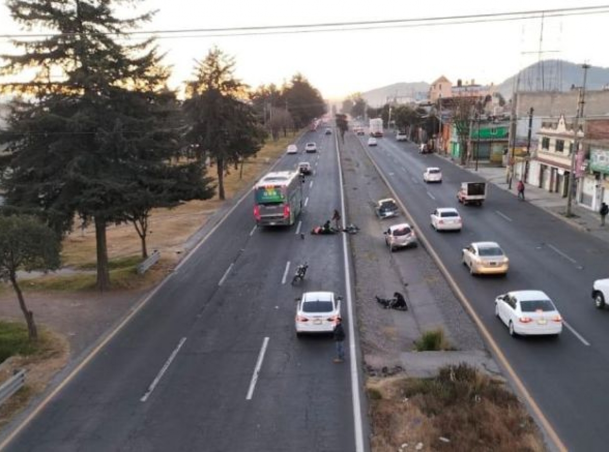 Choque entre motos y auto sobre la Toluca-Palmillas