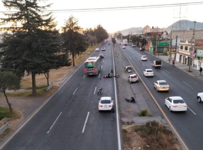 Choque entre motos y auto sobre la Toluca-Palmillas