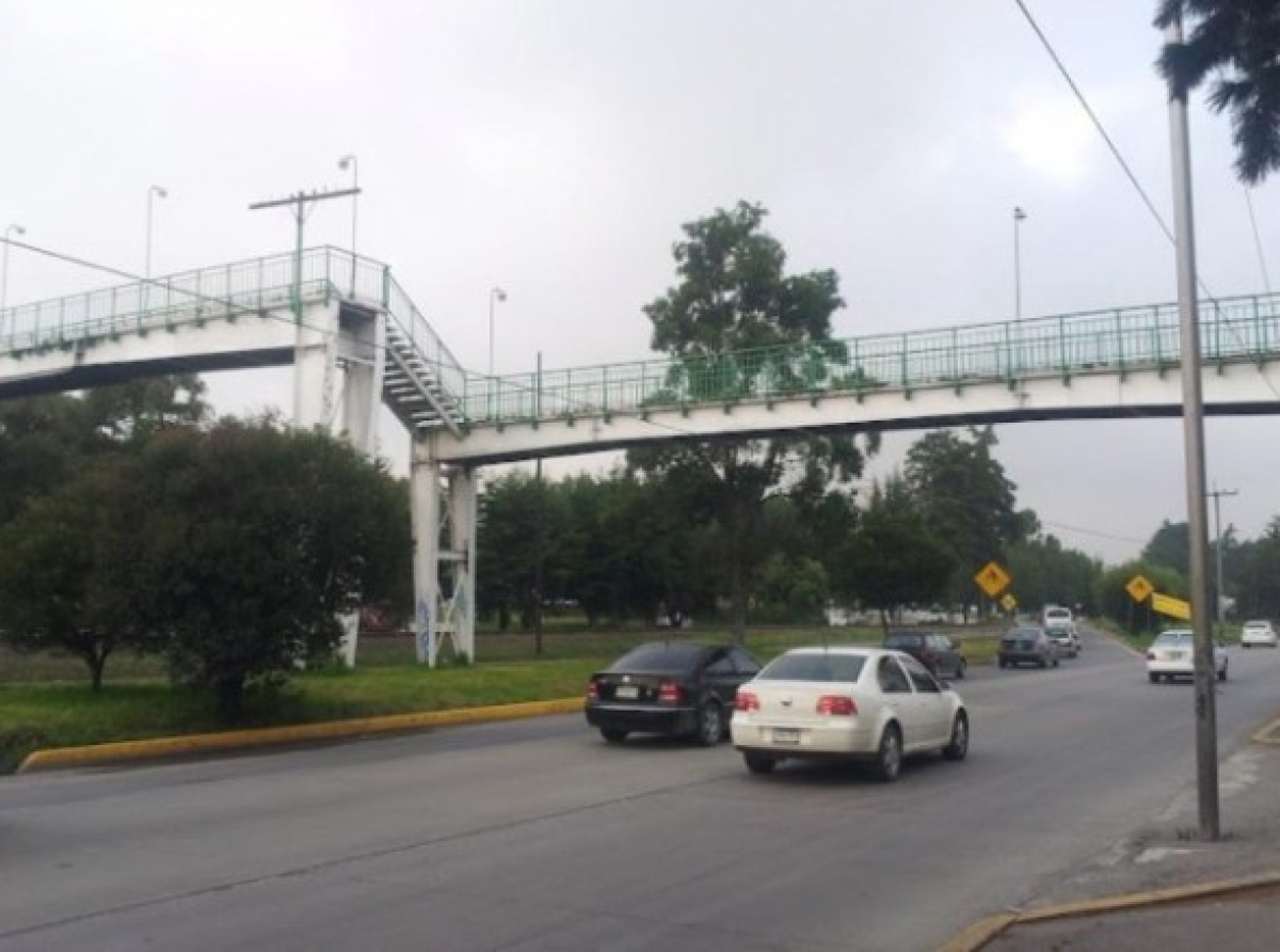 Amanece narcomanta colgada cerca de Galerías Toluca