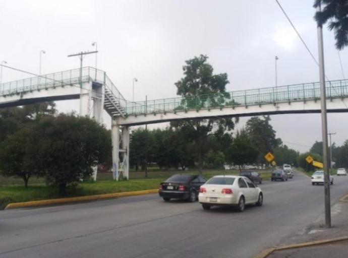 Amanece narcomanta colgada cerca de Galerías Toluca