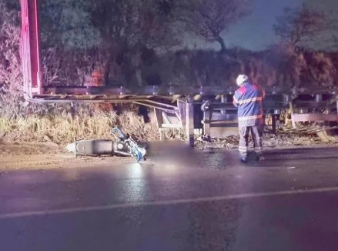 Muere motociclista tras impactar con tráiler