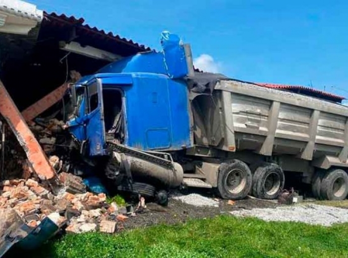 Góndola choca contra vivienda 