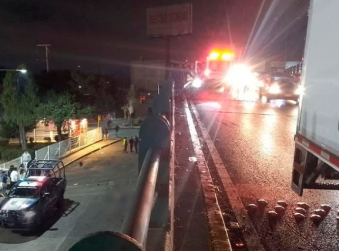Muere pareja de motociclistas al caer de puente