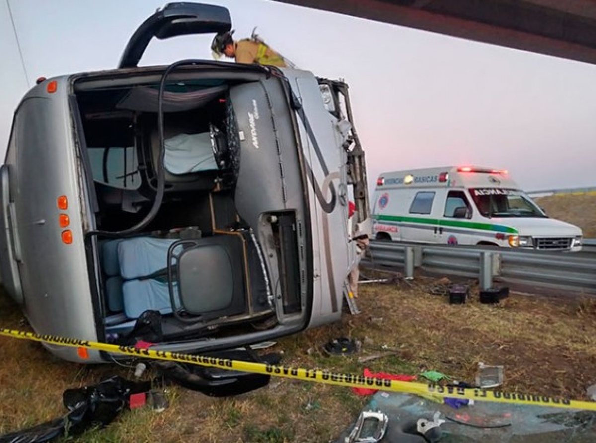 Vuelca autobús de pasajeros