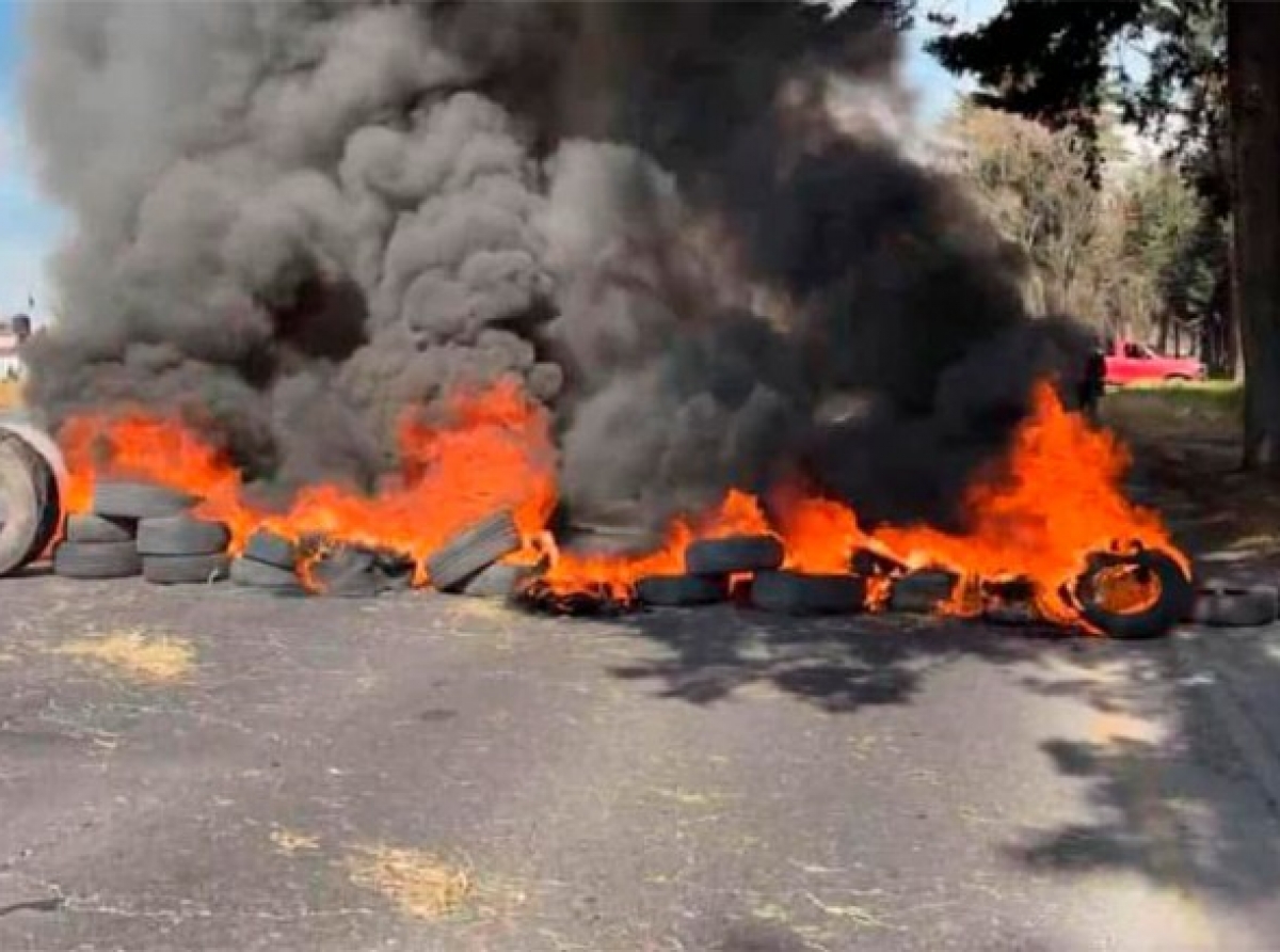 Muere peatón atropellado; vecinos queman llantas y bloquean la vía