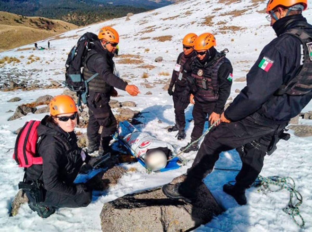 Rescatan a tres menores y un joven tras caer en Nevado de Toluca